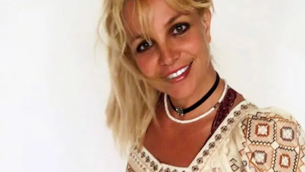 Britney Spears Is 'Slightly Obsessed' With This Peasant Blouse: Pic