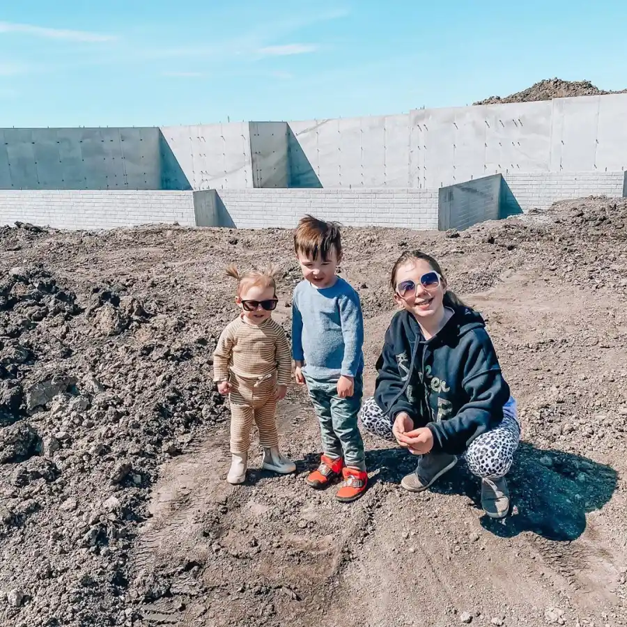 Pregnant Chelsea Houska and Cole DeBoer Are Building Farmhouse for Future Family of 6