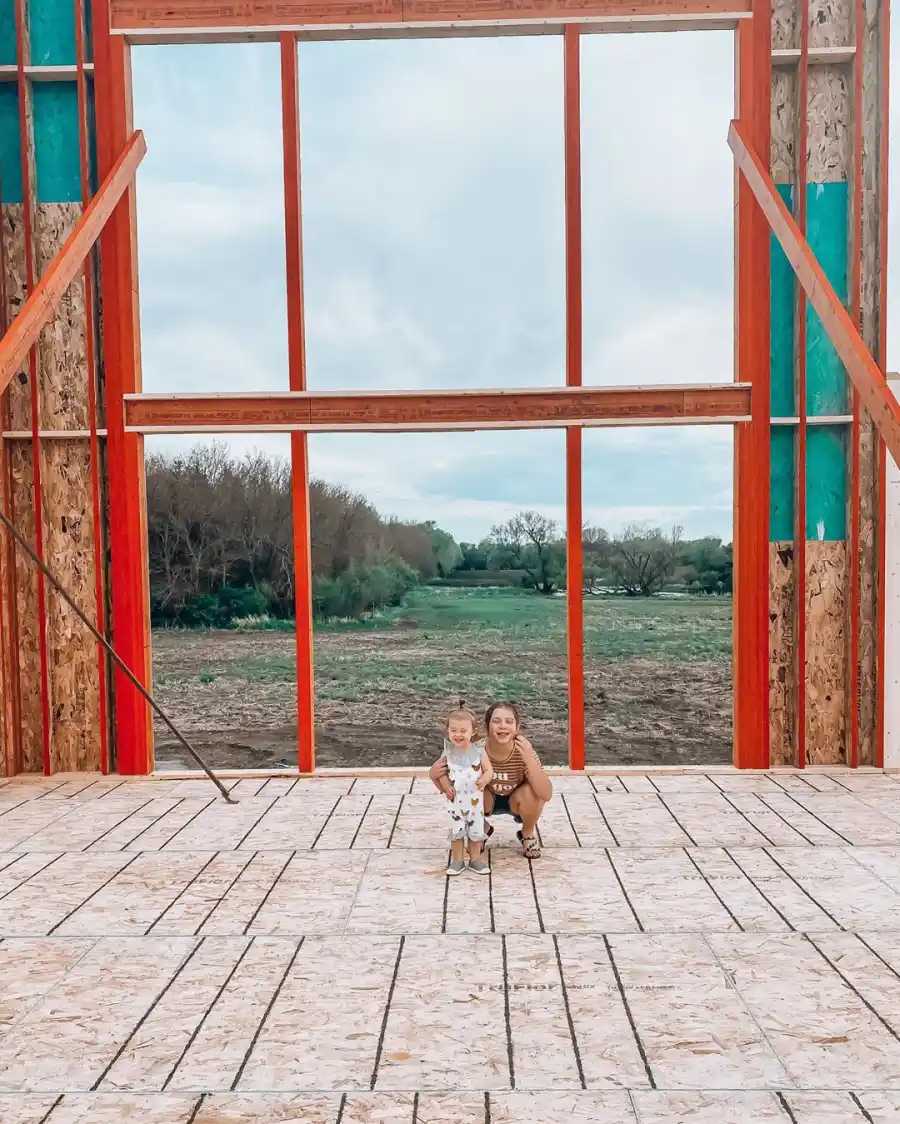 Pregnant Chelsea Houska and Cole DeBoer Are Building Farmhouse for Future Family of 6
