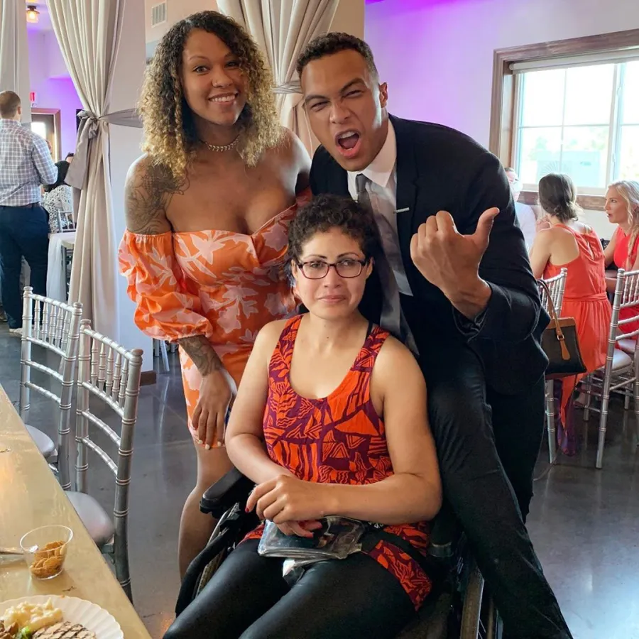 Amber Meet Bachelorette Clare Crawley Frontrunner Dale Moss Family