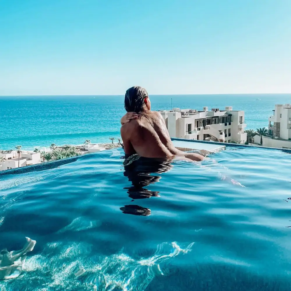 'Bachelorette' Alum Hannah Brown Poses Naked on Vacation in Sexy Pool Pic