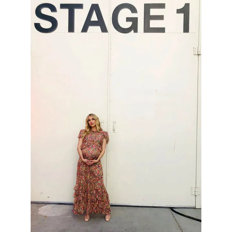 Fab Florals Pregnant Emma Roberts Cradling Baby Bump