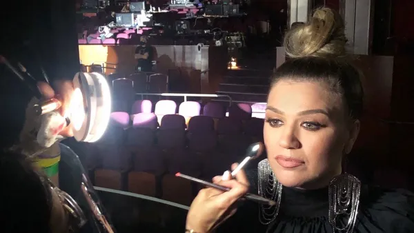 Get All the Details on Kelly Clarkson's Billboard Music Awards Makeup