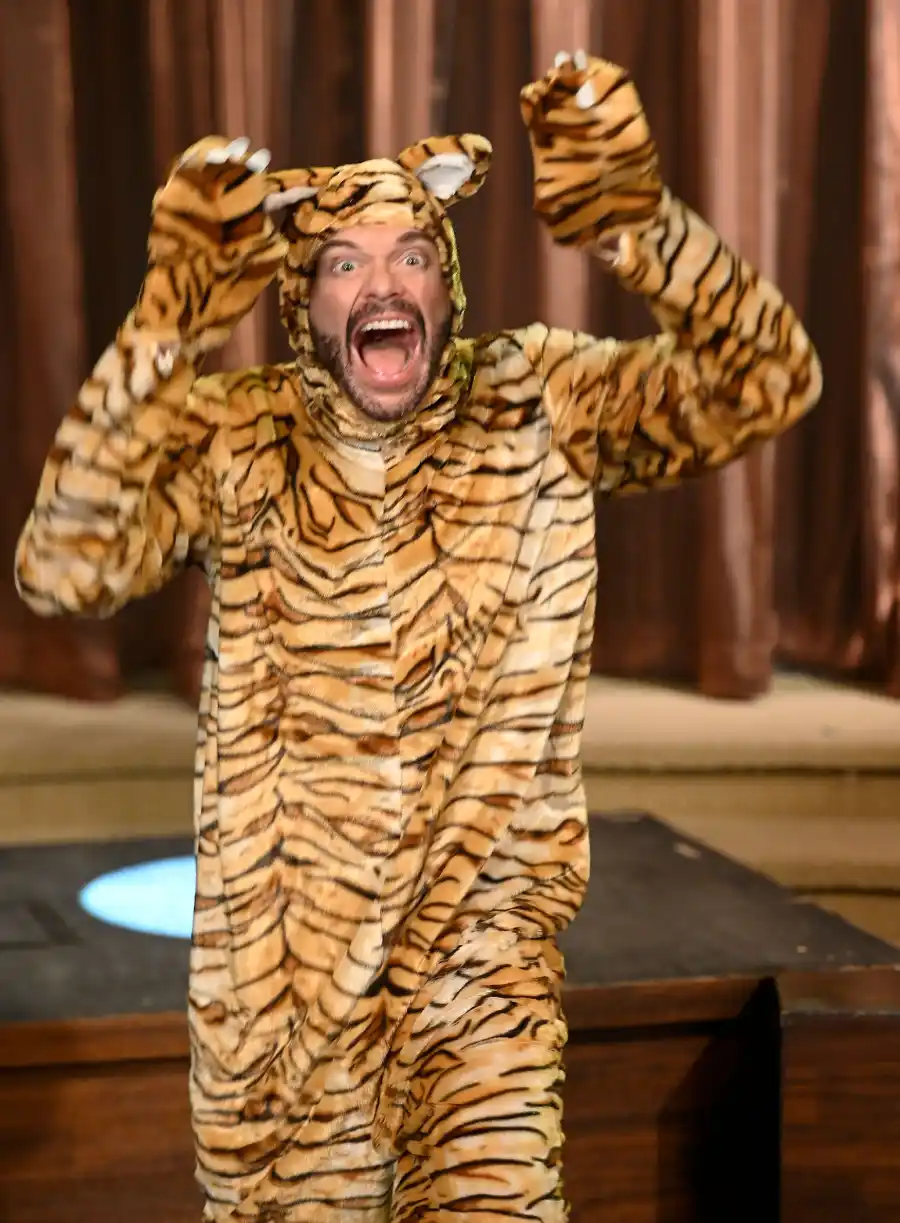 Kelly Ripa, Ryan Seacrest Embrace 2020 in ‘Live’ Halloween Costumes