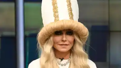 Kelly Ripa, Ryan Seacrest Embrace 2020 in ‘Live’ Halloween Costumes