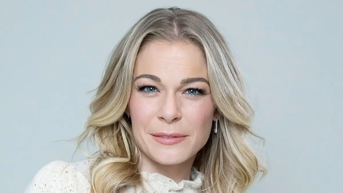 LeAnn Rimes Poses Nude After Psoriasis Returns 1st Time in 16 Years