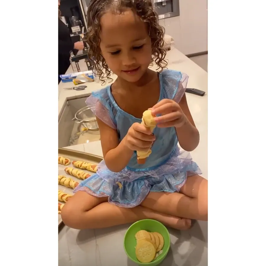 Little Mermaid See Chrissy Teigen’s Daughter Luna Rocking Princess Dresses