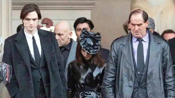 Robert Pattinson Zoe Kravitz and Unrecognizable Colin Farrell on Batman Set