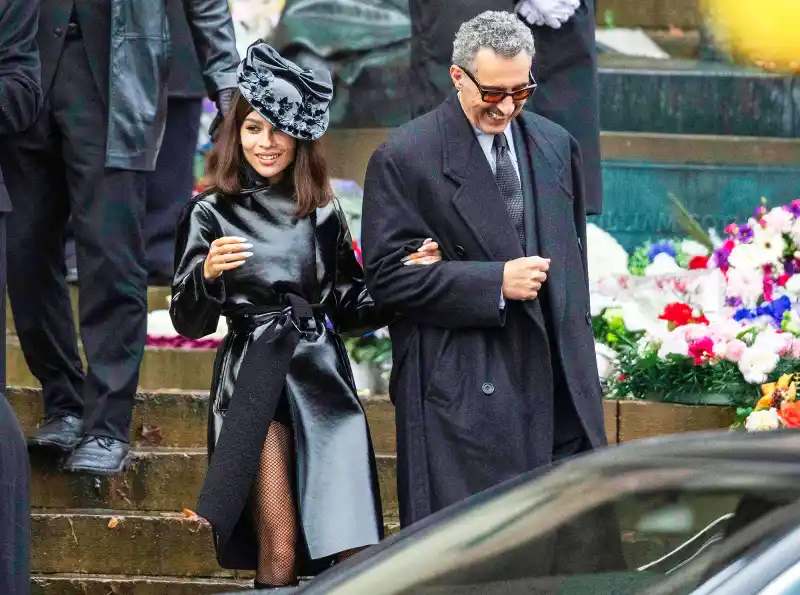 Robert Pattinson Zoe Kravitz and Unrecognizable Colin Farrell on Batman Set