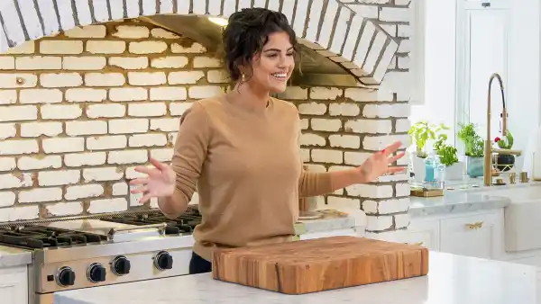 selena-gomez-everlane-sweater-cashmere