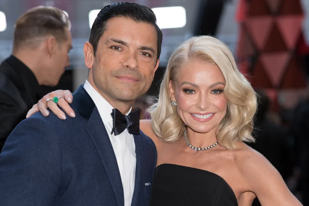 Kelly Ripa Speaks Out About Mark Consuelos&rsquo; Penis Size After Tight Pants Photo