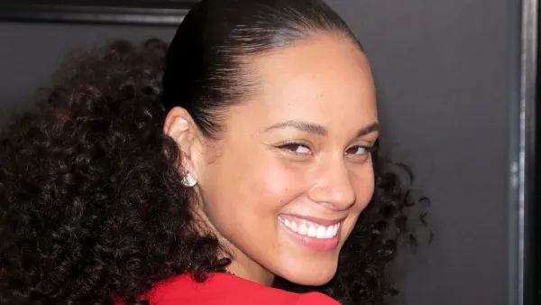 Alicia Keys on Why She Stopped Wearing Makeup: 'I Became Addicted to It'
