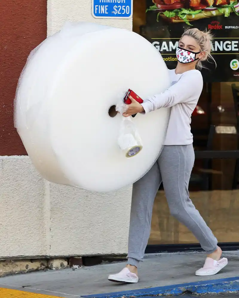 Ariel Winter bubble wrap