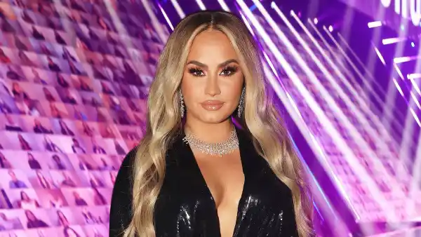 Demi Lovato Changed Into a Blonde Wig During the People's Choice Awards!