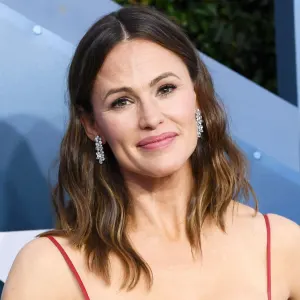 Jennifer Garner Jokes 'Sometimes the 8 Dollar Haircut Worked'