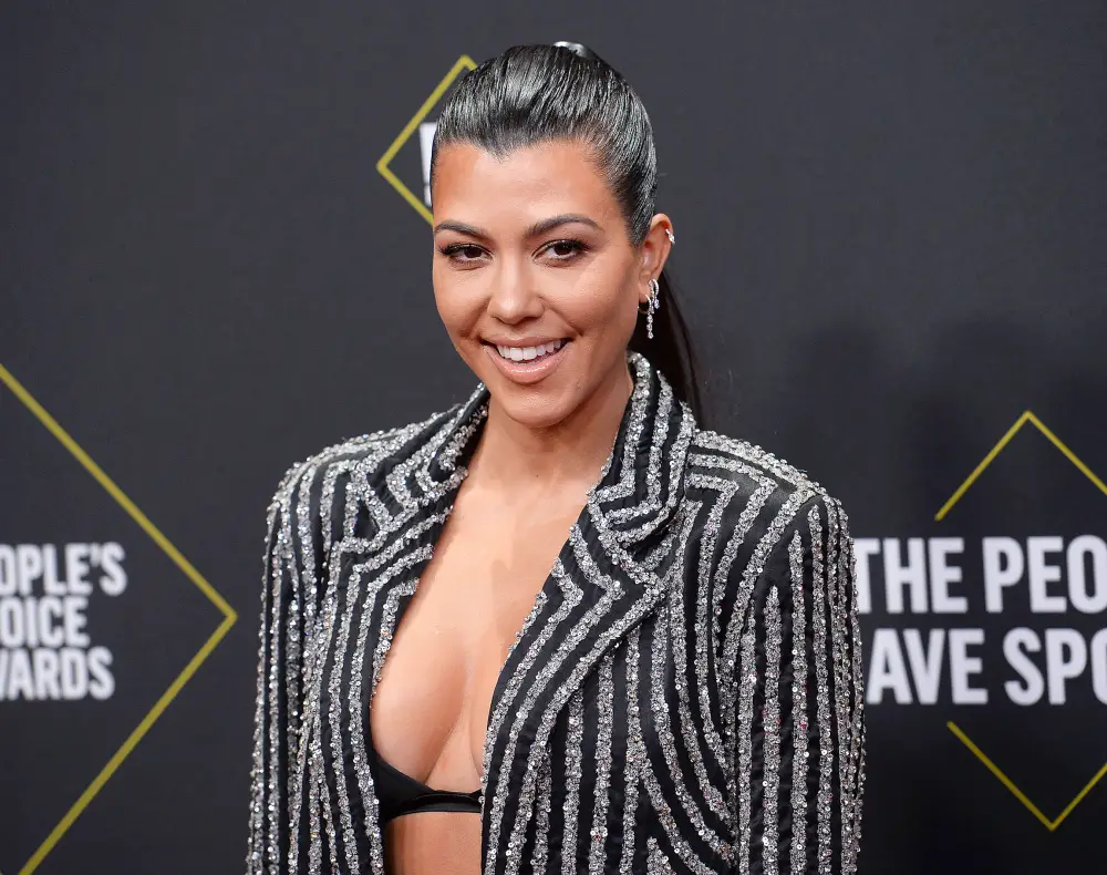 Photoshop Fail? Fans Think Kourtney Kardashian Wasn&rsquo;t Actually in Family Pic