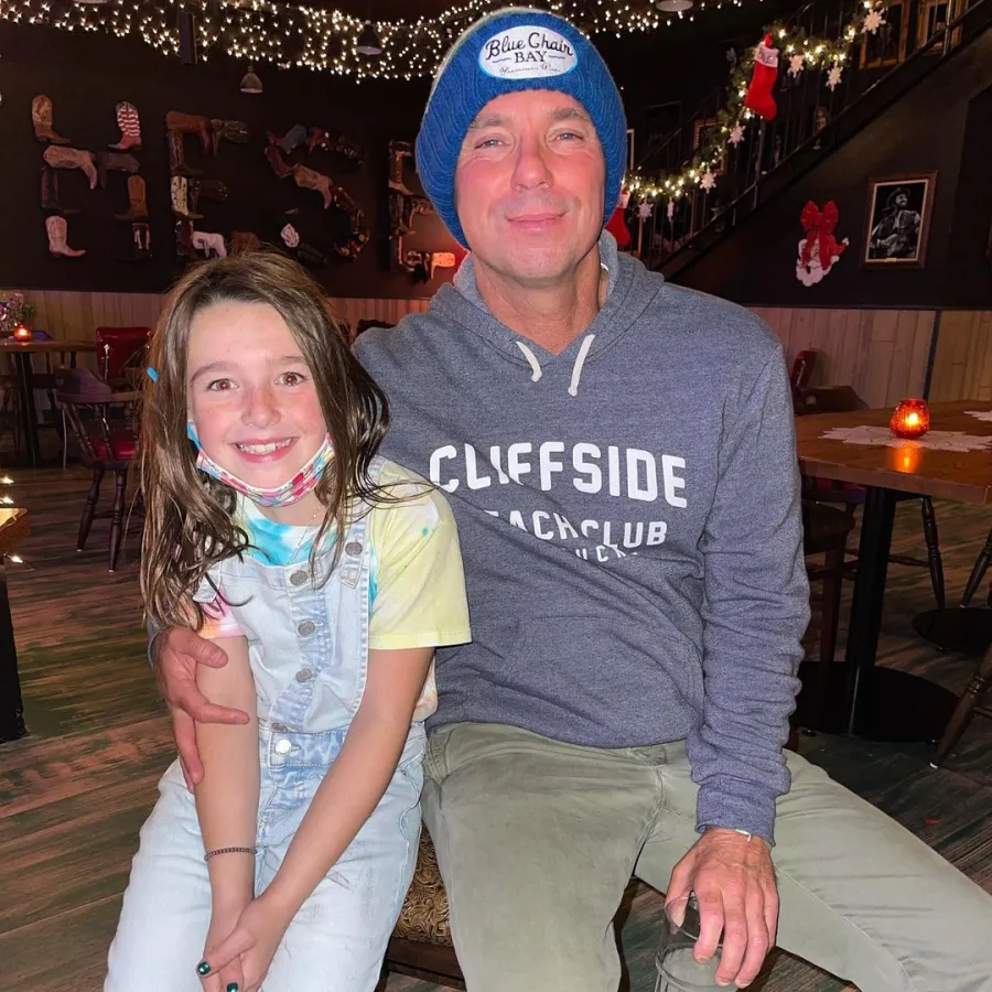 Jake Owen daughter Pearl face mask