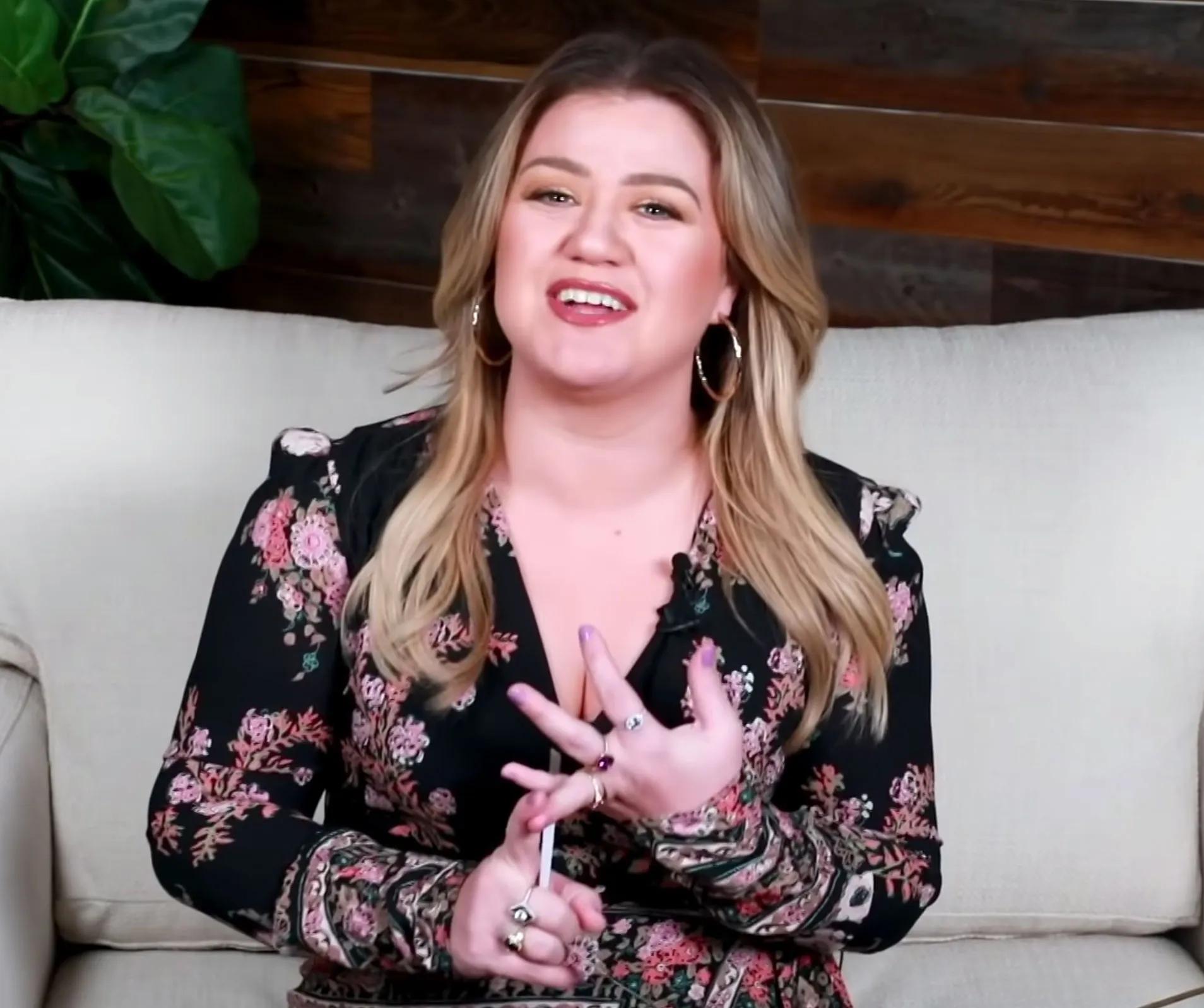 Kelly Clarkson Gives Advice for Tough Holiday Conversations Amid Divorce