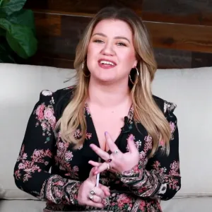 Kelly Clarkson Gives Advice for Tough Holiday Conversations Amid Divorce