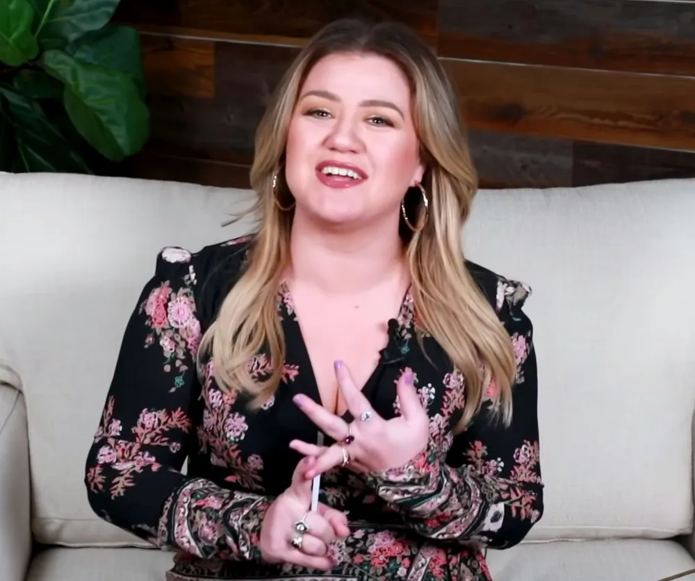 Kelly Clarkson Gives Advice for Tough Holiday Conversations Amid Divorce
