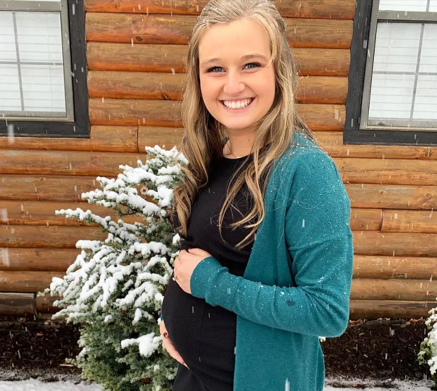 Kendra Duggar Baby Bump In The Snow