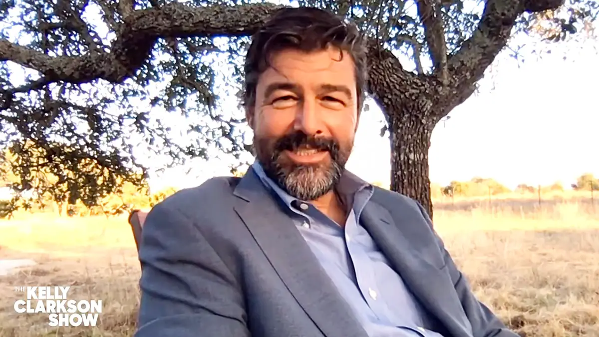Kyle Chandler Visits The Kelly Clarkson Show Kyle Chandlers 2 Daughters Are Sick of Him Quoting Friday Night Lights
