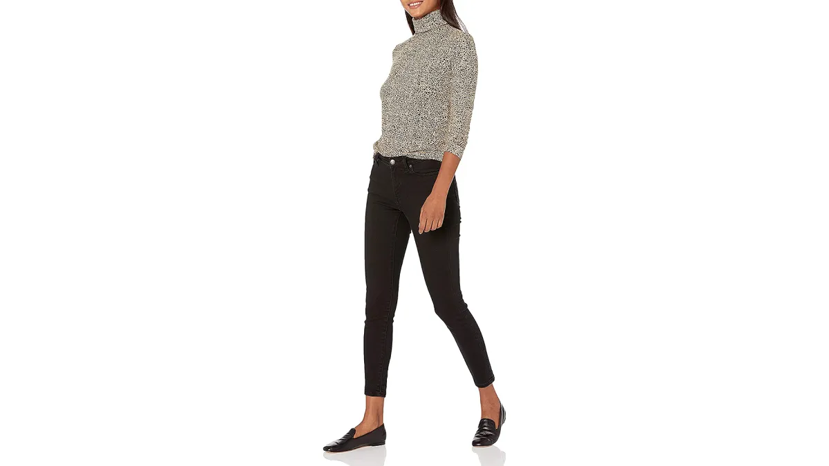 Amazon Essentials Classic-Fit Long-Sleeve Turtleneck Top