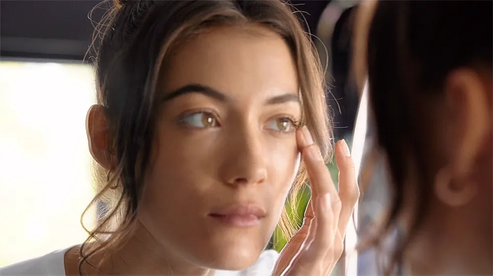 peace-out-eye-stick-apply