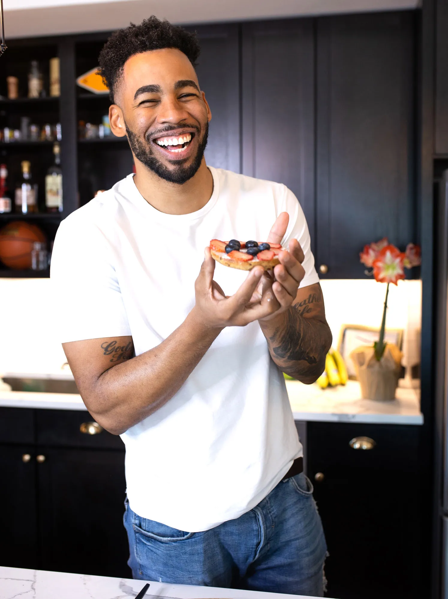 Bachelorette Mike Johnson Set Host Foxs That Looks Good Details