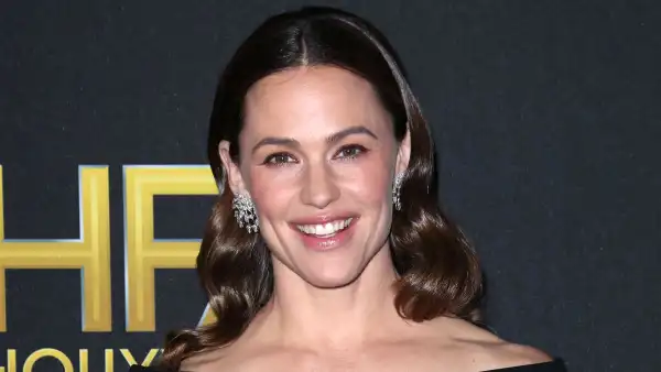 Jennifer Garner Hilariously Responds to Bikini-Clad Influencer's Snowy Video: 'Does She Need Soup?'