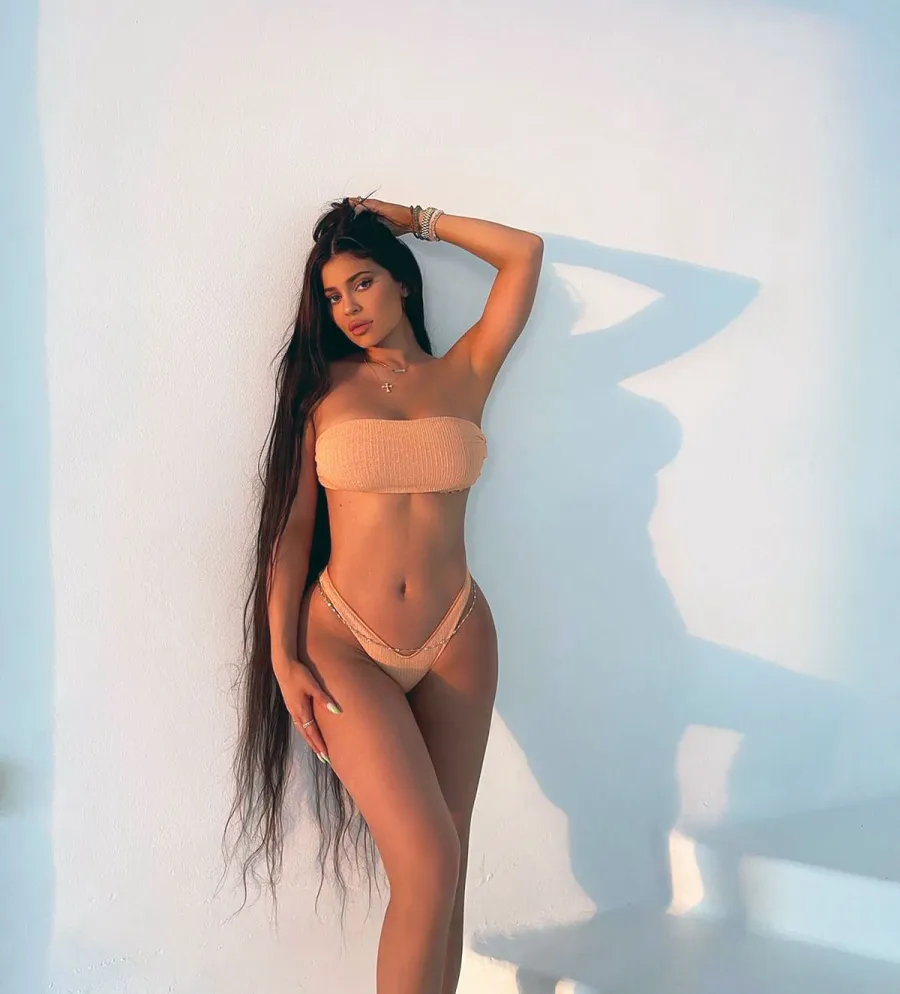 Khloe Kardashian Says She 'Literally Doesn't Think She Can Handle' Kylie Jenner's Crazy Hot Bikini Snap