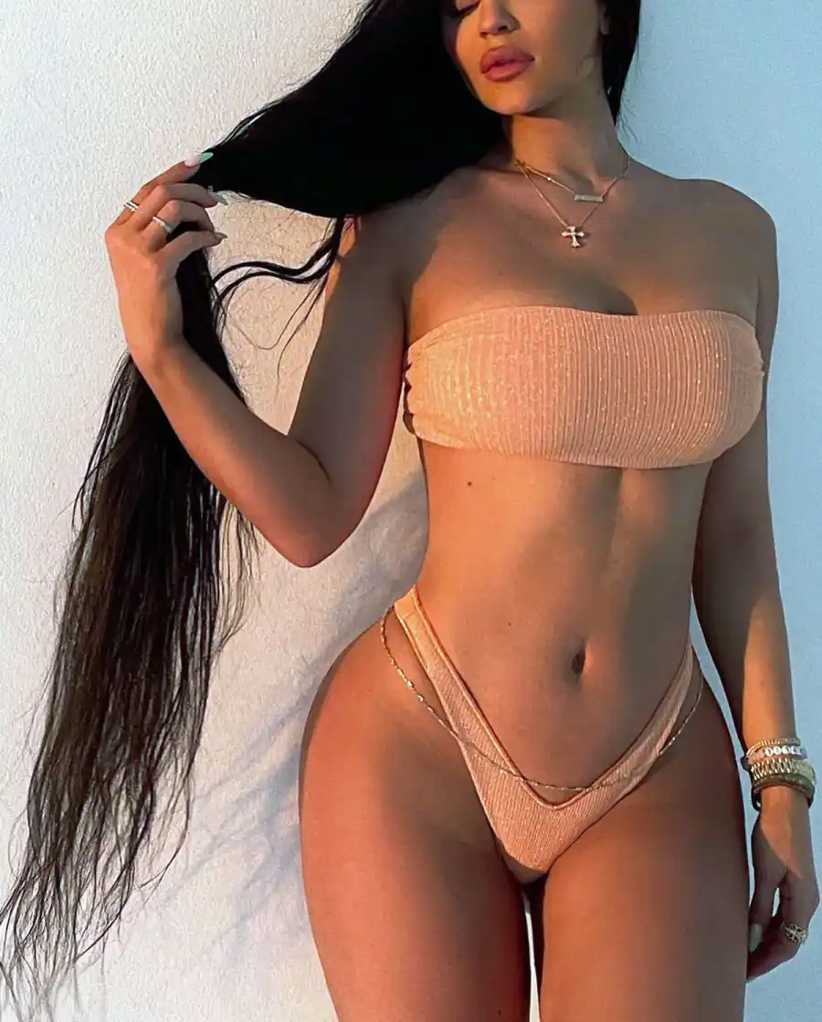 Khloe Kardashian Says She 'Literally Doesn't Think She Can Handle' Kylie Jenner's Crazy Hot Bikini Snap