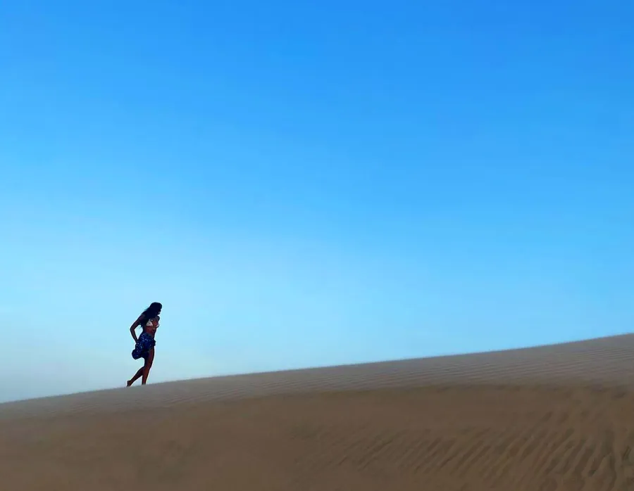 Naomi Campbell, 50, Shows Off Her Flawless Sense of Style and Killer Abs