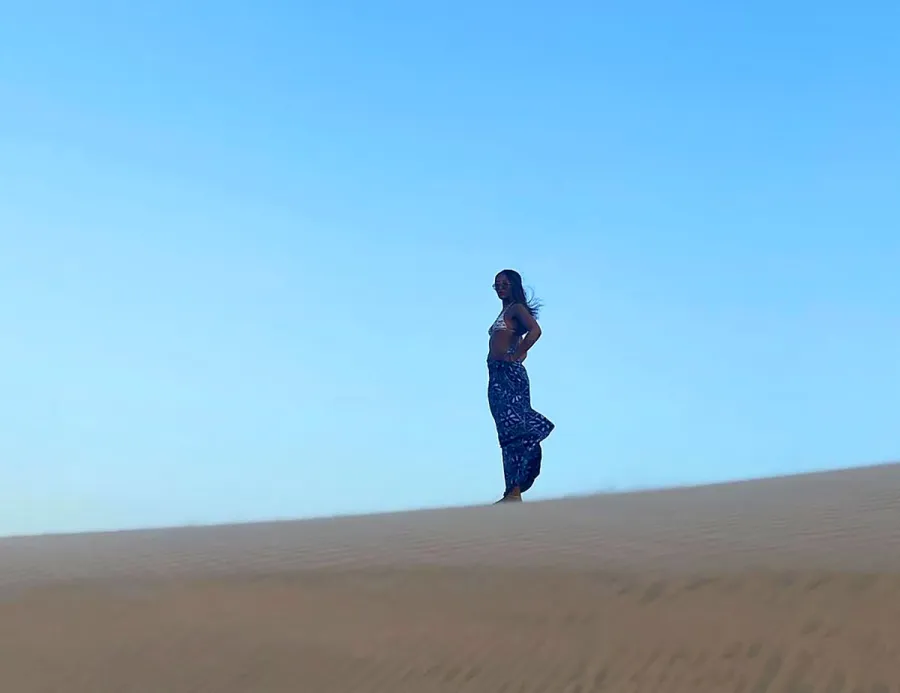 Naomi Campbell, 50, Shows Off Her Flawless Sense of Style and Killer Abs