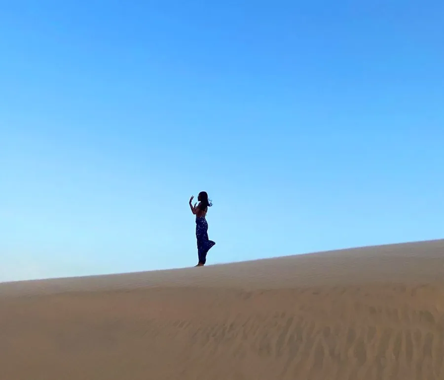 Naomi Campbell, 50, Shows Off Her Flawless Sense of Style and Killer Abs