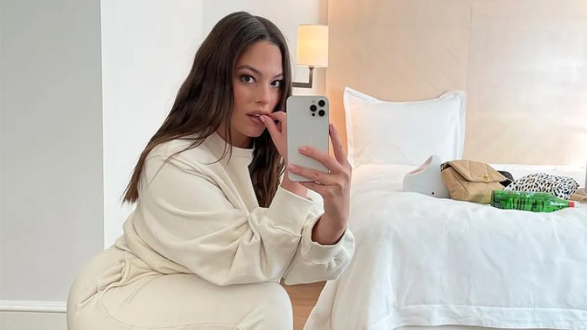 ashley-graham-selfie