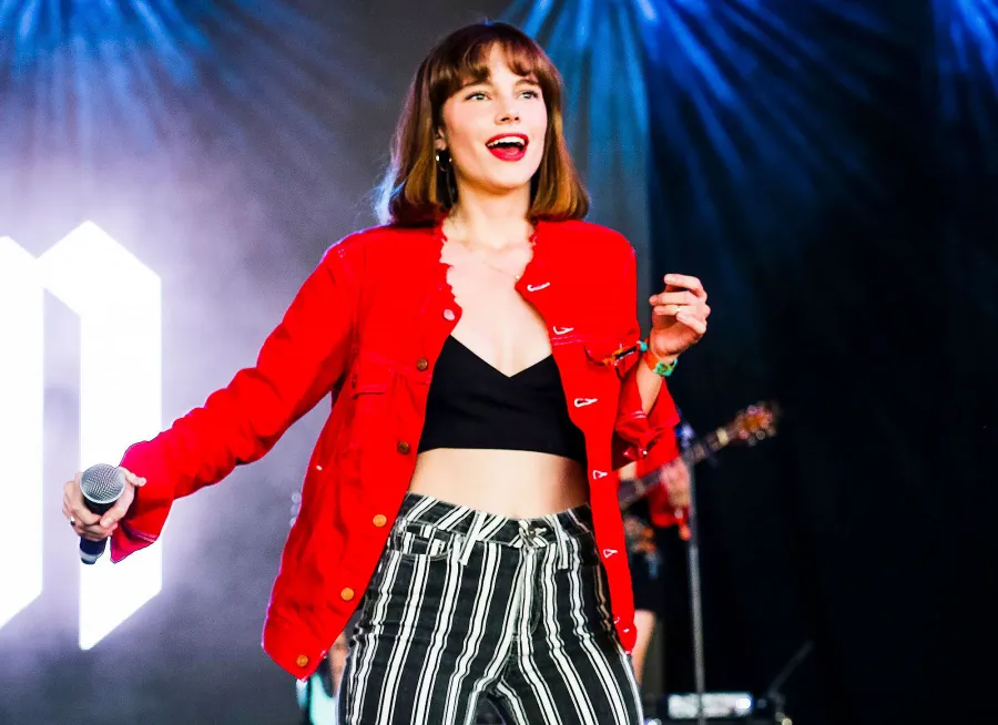 Who Is Cyn 5 Things to Know About the Singer Who Had a Baby With Kyle Newman Amid His Divorce From Jaime King