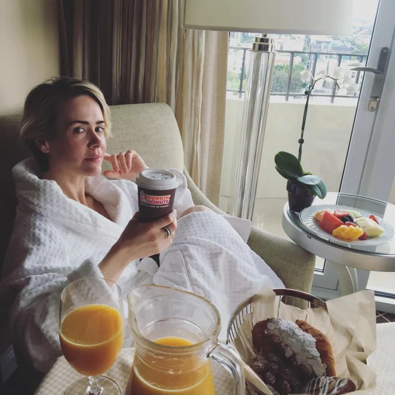 2017 Sarah Paulson Golden Globes selfies
