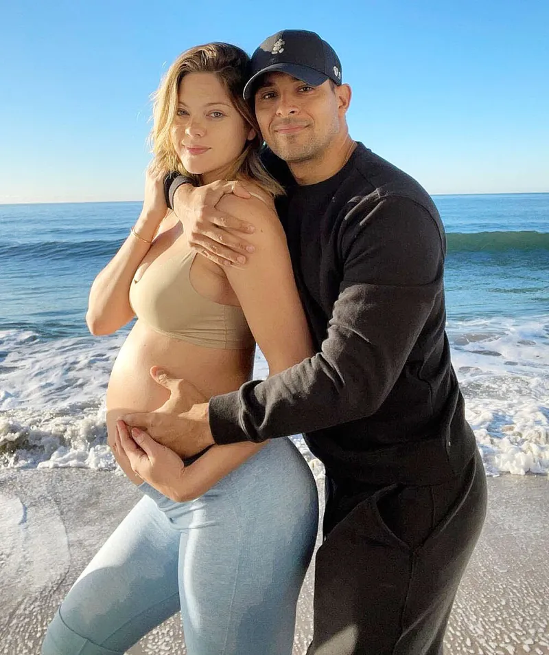 2021 Pregnancy Pics Wilmer Valderrama Kissing Amanda Pacheco Bump