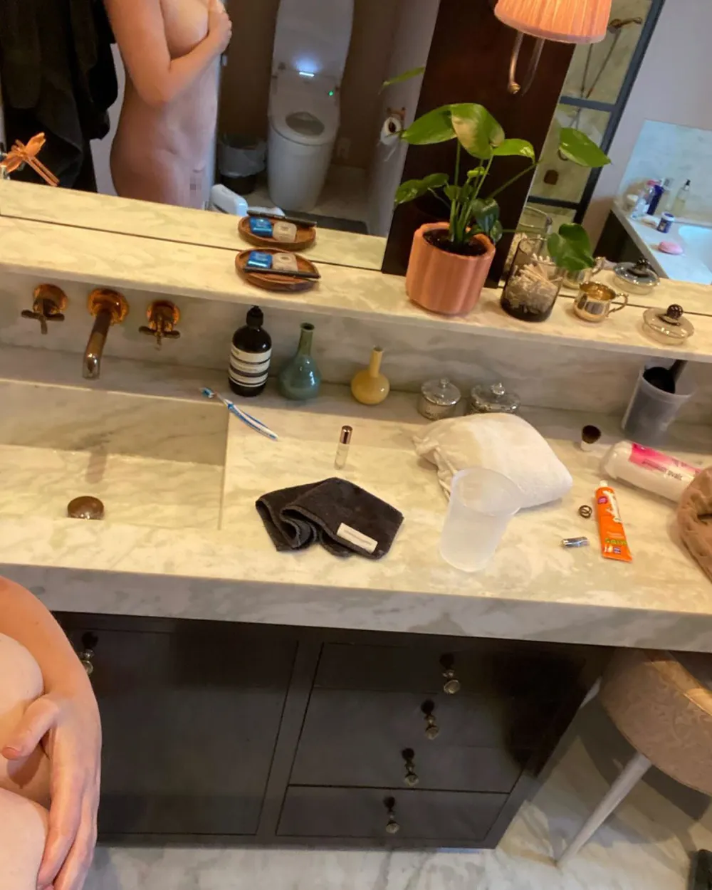 Amy Schumer Shows &lsquo;Cute&rsquo; C-Section Scar in Nude Pic