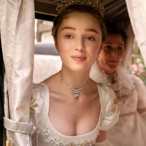 Bridgerton Phoebe Dynevor Responds Neck Acting Compliments