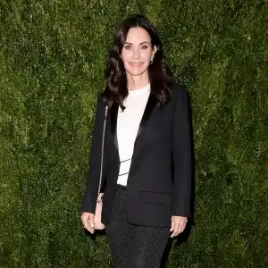 Courteney Cox Plays Friends Theme Song On Piano
