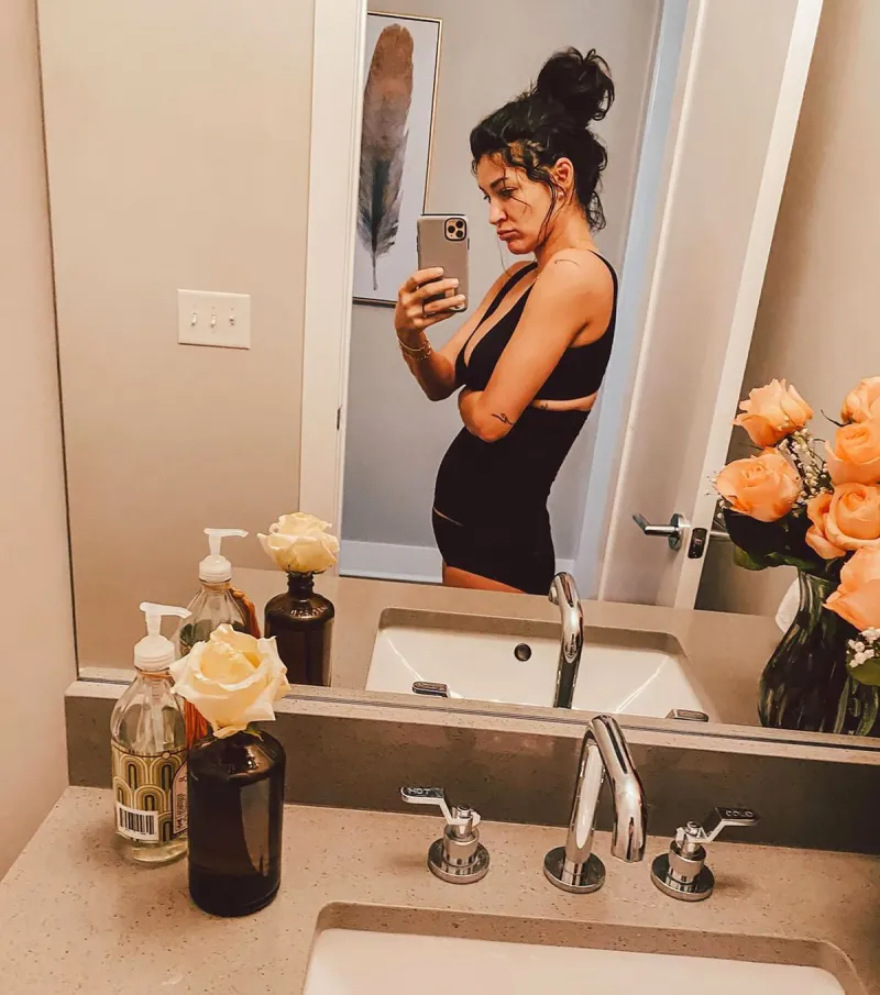 Jessica Szohr Is Grateful for ‘Fast Metabolism’ 6 Weeks After Daughter’s Birth: Postpartum Pic