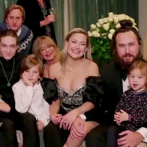 Kate Hudson Gathers Her Entire Family For Adorable 2021 Golden Globes Watch Party