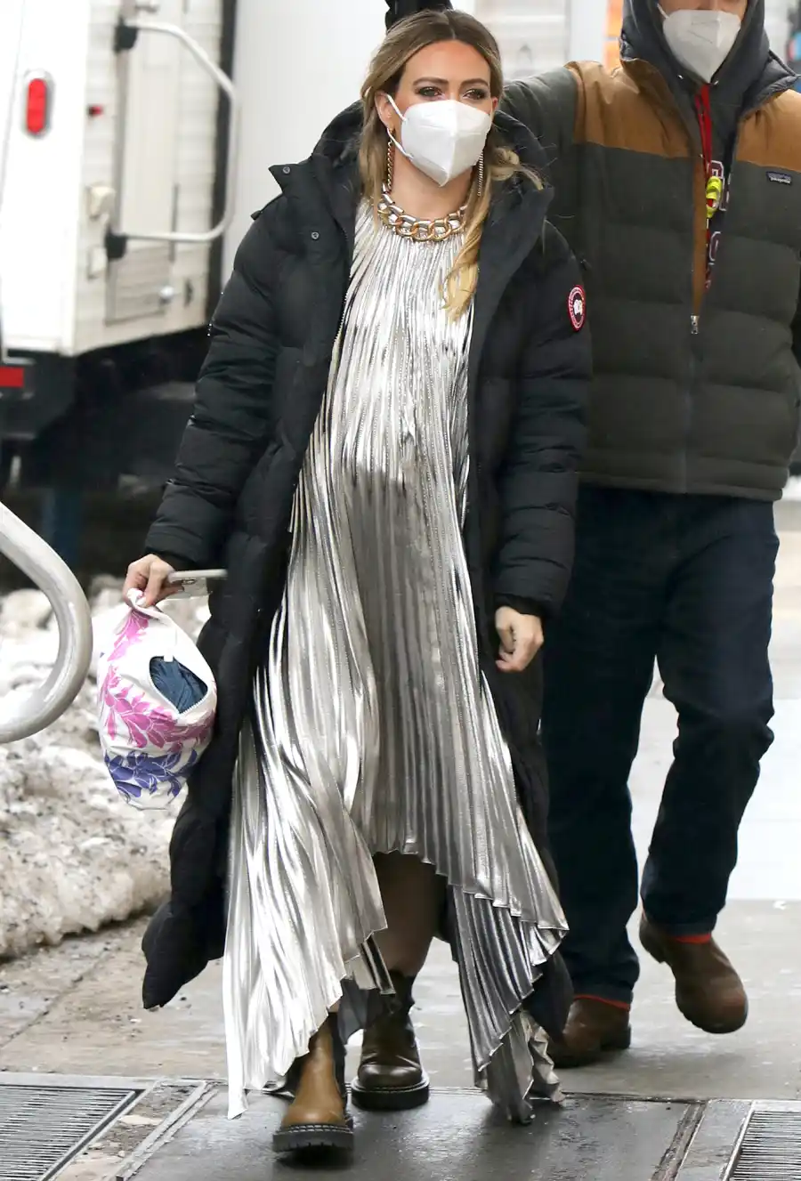 Pregnant Hilary Duff’s Baby Bump Younger
