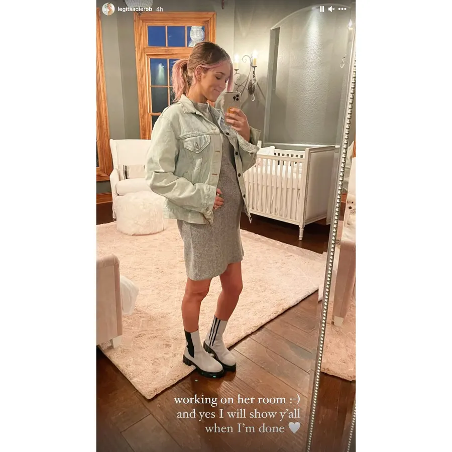 Sadie Robertson Selfie In Daughters Room