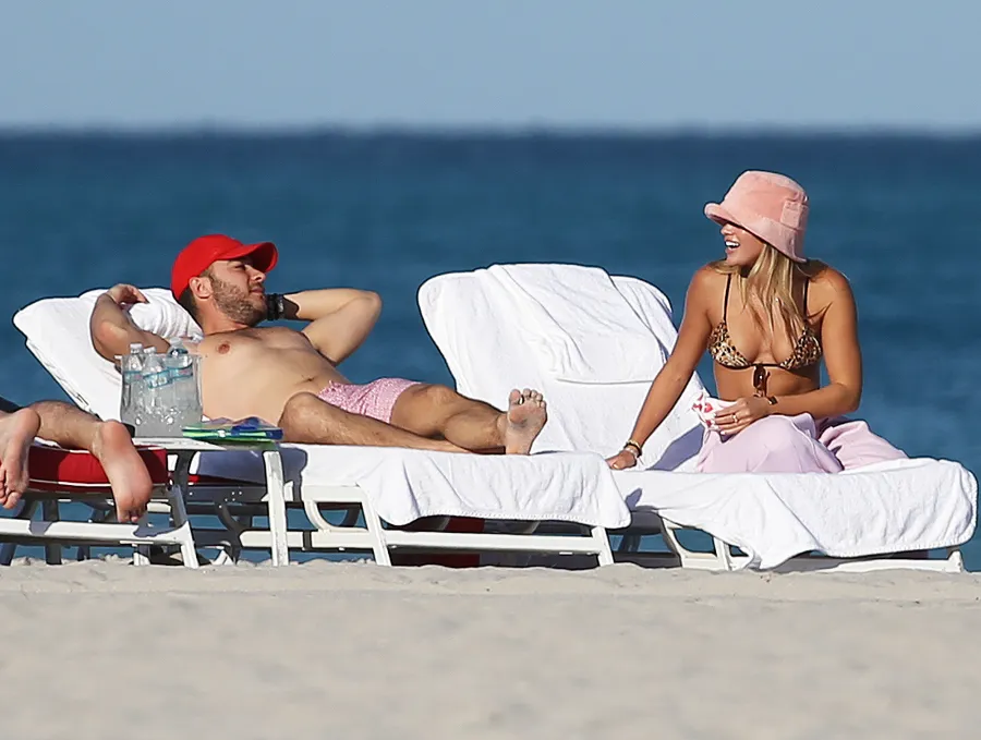 Sofia Richie Grabs Dinner With Mystery Man After PDA-Filled Beach Date