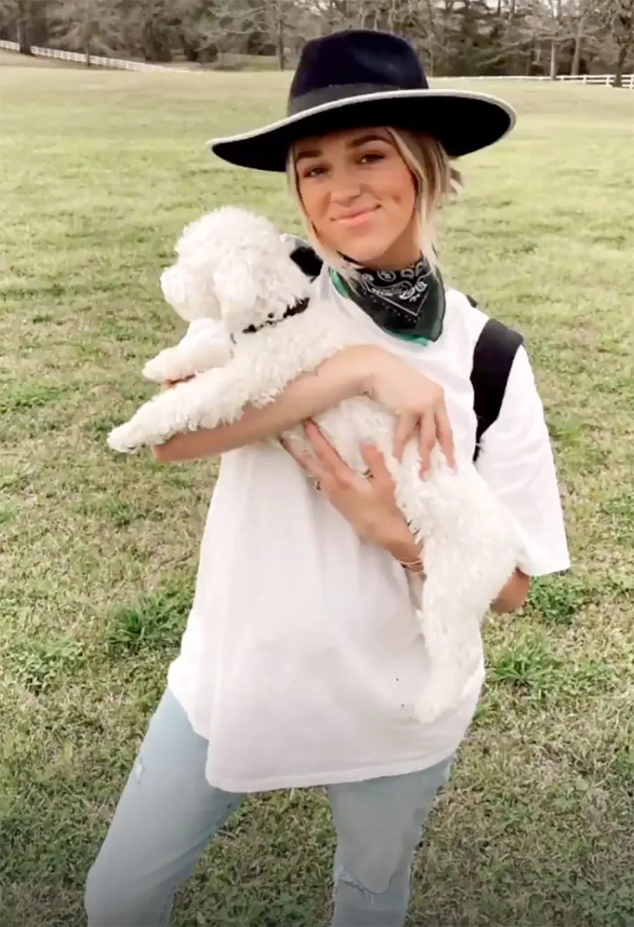 Dog Days! See Pregnant Sadie Robertson’s 8-Month Baby Bump Pics