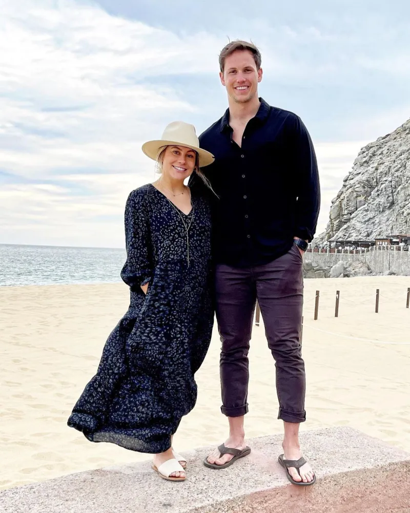 pregnant-shawn-johnson-andrew-easts-beach-babymoon-pics
