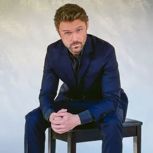 The 7 Hottest Hunks at the 2021 SAG Awards